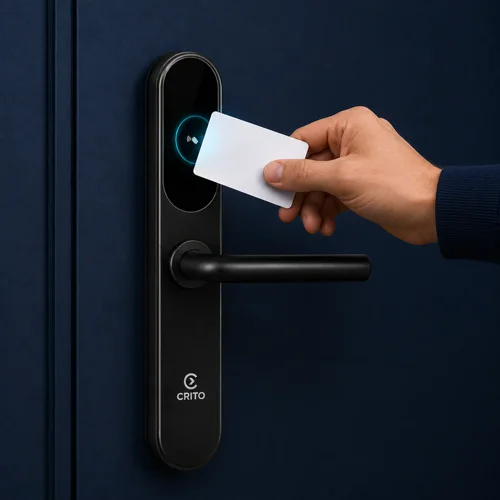 Hand hält eine weiße Zugangskarte an das Crito Lock-Lesefeld