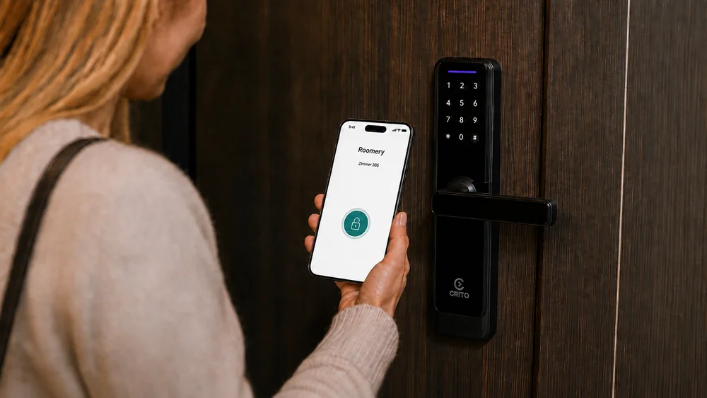Gast entriegelt die Zimmertür, indem sie das Smartphone mit digitalem Schlüssel an Crito Lock hält